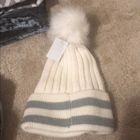 Hat with fur ball - Picture 2 of 2